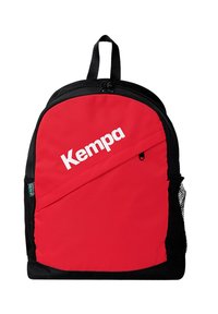 Rode rugzak met zwarte accenten, voorzien van een ritssluiting, logo in het wit, zijvak van mesh en een handvat aan de bovenkant.