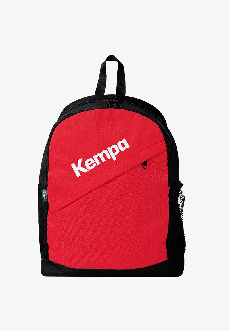 Rode rugzak met zwarte accenten, voorzien van een ritssluiting, logo in het wit, zijvak van mesh en een handvat aan de bovenkant.