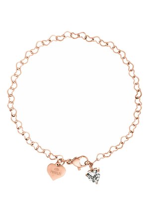 Roze gouden armband met hartvormige schakels, voorzien van twee bedels: een platte hart met gravure en een kristallen hart.