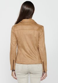 Koroshi Veste en similicuir - camel