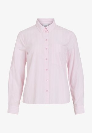Lyserød langærmet skjorte med lodrette hvide striber, knaplukning foran, krave og en venstre brystlomme. Glat bomuldsstof.