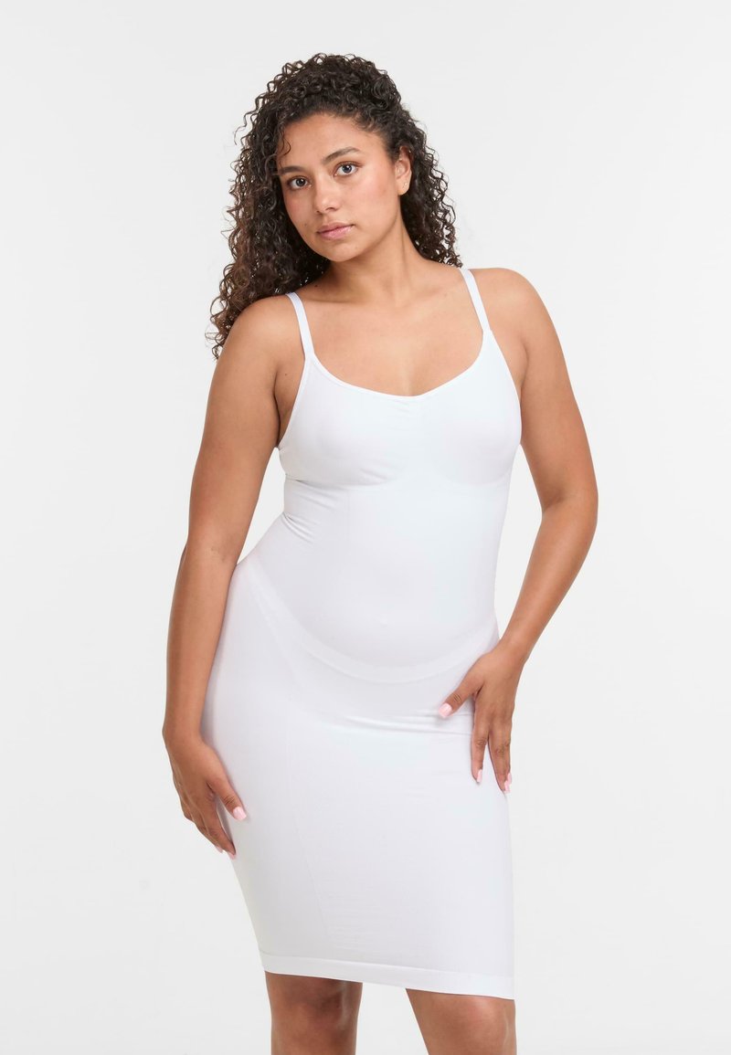Biała sukienka bodycon z cienkimi ramiączkami, gładką strukturą i długością do kolan. Posiada dopasowaną sylwetkę oraz subtelne detale szwów.