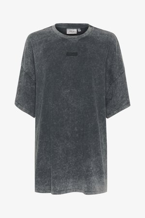 Nadmerné šedé tričko vyrobené z jemnej tkaniny s textúrovaným povrchom. Má okrúhly výstrih a vyšívané logo na hrudi.