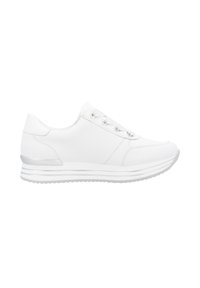 Baskets de sport blanches en matériau synthétique lisse, bout arrondi, avec un laçage à l'avant, des accents métalliques argentés sur le talon et une semelle extérieure texturée.
