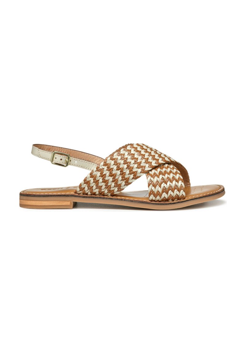 Las sandalias de cuero trenzado presentan un diseño entrecruzado en marrón y beige, con una delgada correa para el tobillo y suela plana de madera.