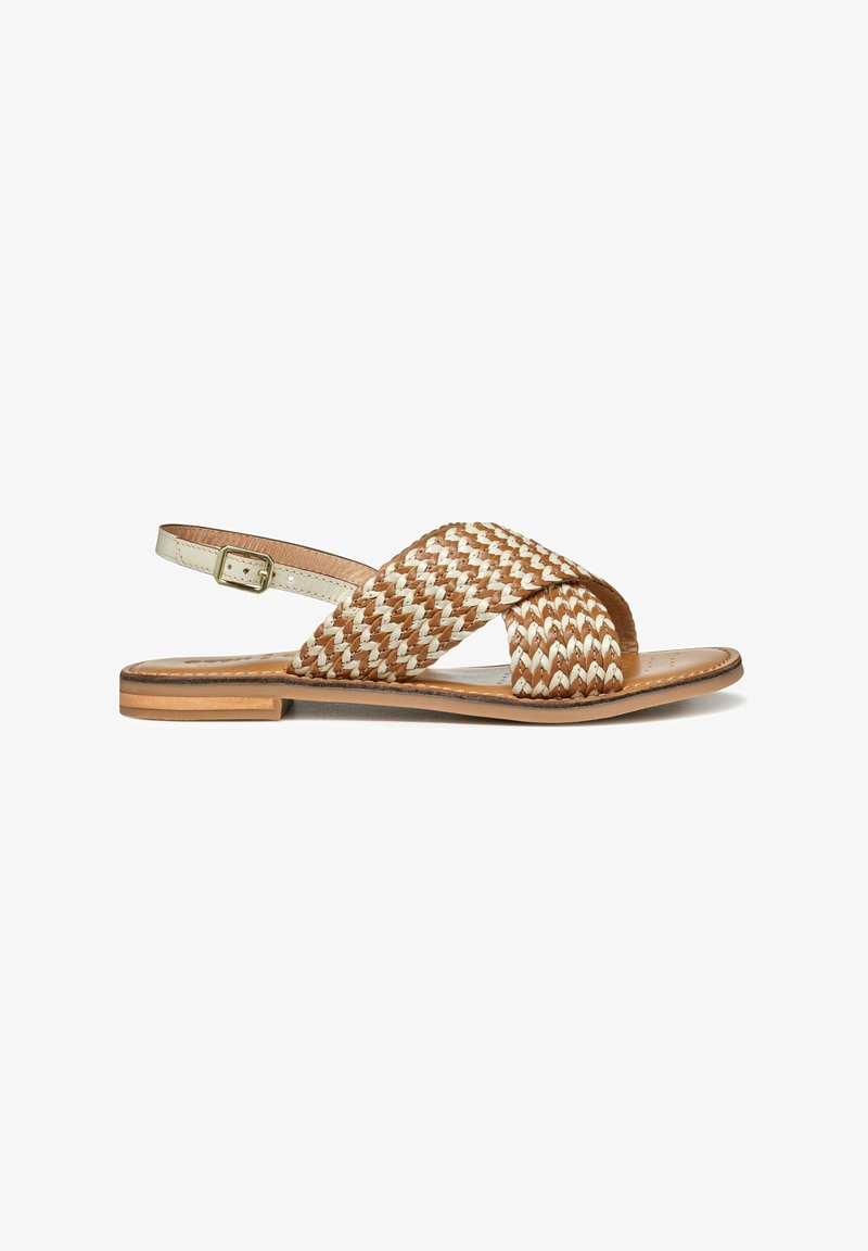 Des sandales en cuir tressé présentent un design entrecroisé en marron et beige, avec une fine bride de cheville et une semelle en bois plate.