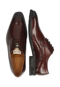 Scarpe da uomo in pelle marrone scuro con dettagli brogue, lacci neri e tacco basso nero, mostrate da viste superiore e laterale.