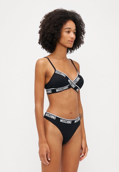 Schwarzes Bikini-Set aus weichem Stoff. Besteht aus einem dreieckigen Oberteil mit Logo-Bändern und passenden hochgeschnittenen Bottoms.