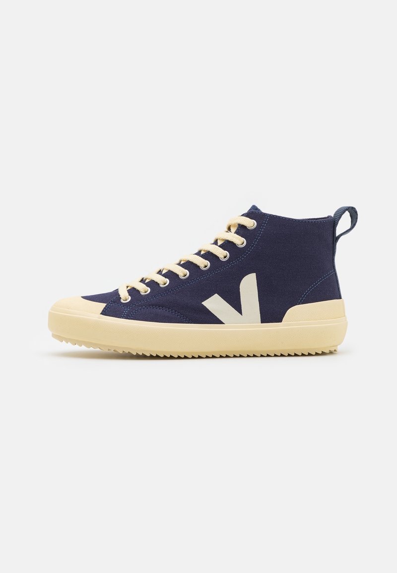 Baskets montantes bleu marine avec lacets, semelle et embout couleur crème, avec un logo "V" crème sur le côté et une languette à l'arrière.