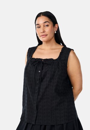 Musteta õlata top, millel on ruudukujuline kaelus, volangäär, nööpkinni ja lillemuster. Valmistatud kerge kangaga.