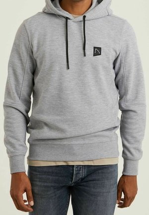 Haut à capuche gris avec une poche kangourou à l'avant, des poignets et un ourlet côtelés; possède un patch logo noir et des cordons ajustables sur la capuche.