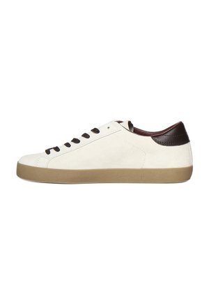 Sneaker bianca bassa con colletto del tallone marrone, lacci neri e suola in gomma beige, mostrata di profilo su sfondo bianco.