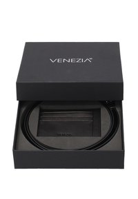 Schwarze Box mit dem Logo "VENEZIA". Innen befindet sich ein glänzender schwarzer Gürtel und ein passender Leder-Kartenhalter mit mehreren Fächern. Schlichtes, elegantes Design.