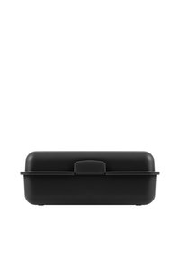 Scatola di plastica nera per lo stoccaggio con un coperchio arrotondato, chiusura frontale e superficie liscia. Non contiene motivi o accenti visibili.