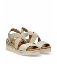 Sandalias con tiras en una combinación de materiales beige y plateados, que cuentan con una amplia abertura para los dedos, tiras texturizadas y una suela de cuña baja.