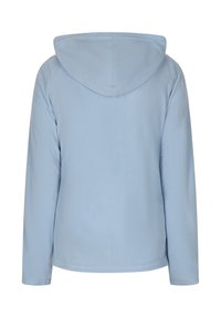 Lichtblauwe fleecejack met een capuchon, heeft lange mouwen en een zachte textuur, ontworpen voor comfort en warmte, met een minimalistische stijl.