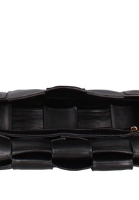 Borsa a mano in pelle nera con un design strutturato, caratterizzata da una texture trapuntata, interno spazioso e una tasca con zip in tono oro.