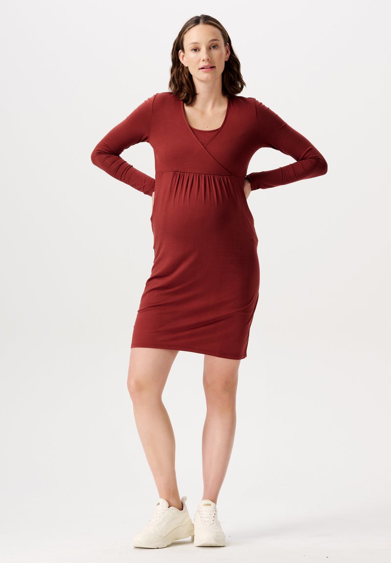 Robe de maternité rouge foncé, manches longues, encolure ras du cou, taille empire avec tissu froncé, matière jersey lisse, longueur mi-cuisse.