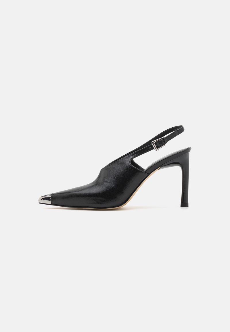 Juodi odiniai slingback aukštakulniai su smailiu pirštu ir metaliniais apvadais. Yra išpjovos dizainas ir liekna aukšta pakulnė.