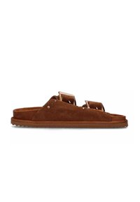 Brune ruskinds slip-on sandaler med to justerbare remme, metalspænder og en struktureret gummisål med zigzag mønster.