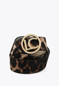 Leopardmönstrat bälte gjort av tyg, med en guldfärgad cirkulär spänne med "LC"-logotyp, svarta kanter och strukturerad yta.