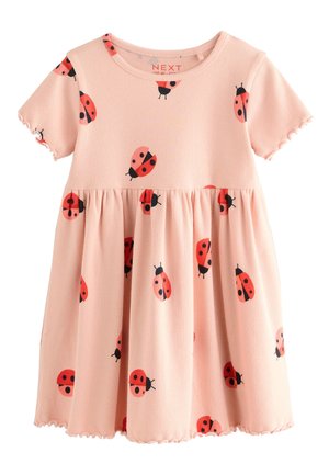 Vestito rosa chiaro con maniche corte, texture a costine, vita arricciata e stampe di coccinelle rosse. I bordi delle maniche smerlati aggiungono dettaglio.