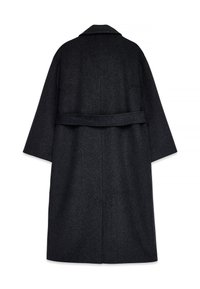 Tamsiai pilkas vilnonis paltas su tiesiu kirpimu, plačiu apykakliu ir juosmens dirželiu. Jame yra tekstūruota medžiaga ir ilgos rankovės.