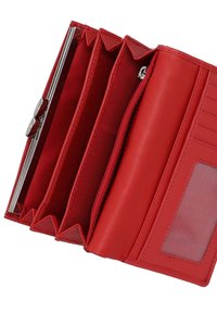 Rode leren portemonnee met een gladde textuur, meerdere kaartsleuven, een ritsvakje en een transparant ID-venster, voorzien van zilverkleurige hardware.