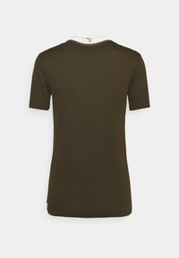 Kortærmet t-shirt i mørk olivengrøn, lavet af glat bomuldsstof. Har en enkel rund halsudskæring og rene syninger.