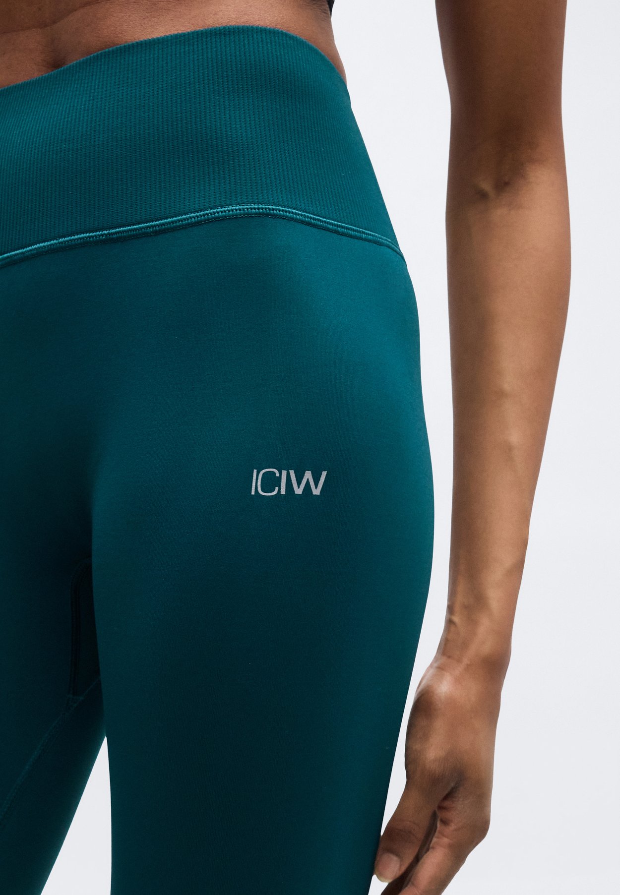 DEFINE SEAMLESS V SHAPE TIGHT