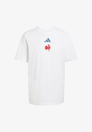 Camiseta blanca de algodón con un triángulo azul y un gráfico de un gallo rojo en el pecho, cuello redondo y mangas cortas.