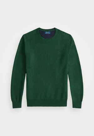 Pull en maille vert avec un col ras du cou, des poignets et un ourlet côtelés, présentant un logo subtil en bleu sur le côté gauche de la poitrine. Texture douce et poids moyen.