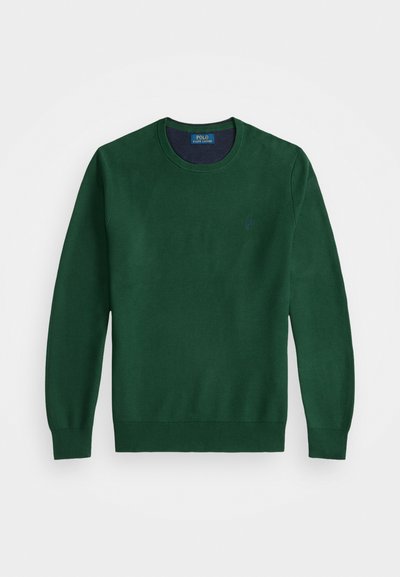 Suéter verde de malha com decote redondo, punhos e bainha canelados, apresentando um logótipo discreto em azul no lado esquerdo do peito. Textura suave e peso médio.