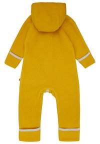 Gele fleece overall met een capuchon. Heeft zilveren reflecterende accenten op de mouwen. Zachte textuur, ontworpen voor warmte en comfort.