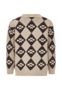 Maglione beige con motivo a diamante marrone scuro che presenta motivi di trifoglio, con polsini, orlo e scollatura a girocollo a costine, vista posteriore.