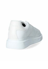 Sneaker bianco con tomaia in pelle liscia, suola in gomma piatta e colletto imbottito. Presenta cuciture sottili e un design minimalista.