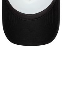 Schwarze Baseballmütze mit einem strukturierten Oberteil und einem flachen Schirm, ausgestattet mit einem einfarbigen Frontpanel und einem kontrastierenden weißen Innenfutter.