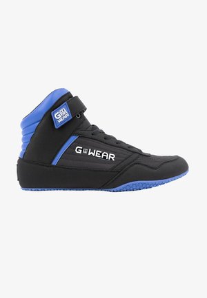 Sneaker alta in tessuto nero con accenti blu. Caratterizzata da una fascia in velcro e suola in gomma testurizzata con un motivo a battistrada per grip.