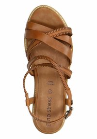 Sandalo in pelle marrone con molteplici cinturini incrociati, una soletta imbottita e una punta arrotondata. Presenta dettagli cuciti e una cinghia regolabile alla caviglia.