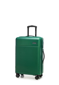 Groene harde koffer met verticale ribbelstructuur, uitschuifbare handgreep en vier zwarte wielen voor mobiliteit. Merklogo zichtbaar.