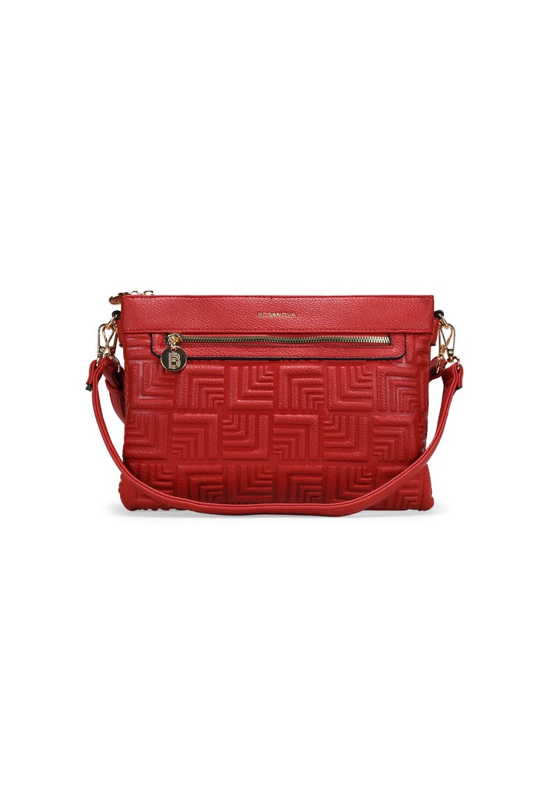 Bolso de mano texturizado en rojo con un diseño en relieve geométrico, cierre superior con cremallera y una correa de hombro removible con detalles en tono dorado.