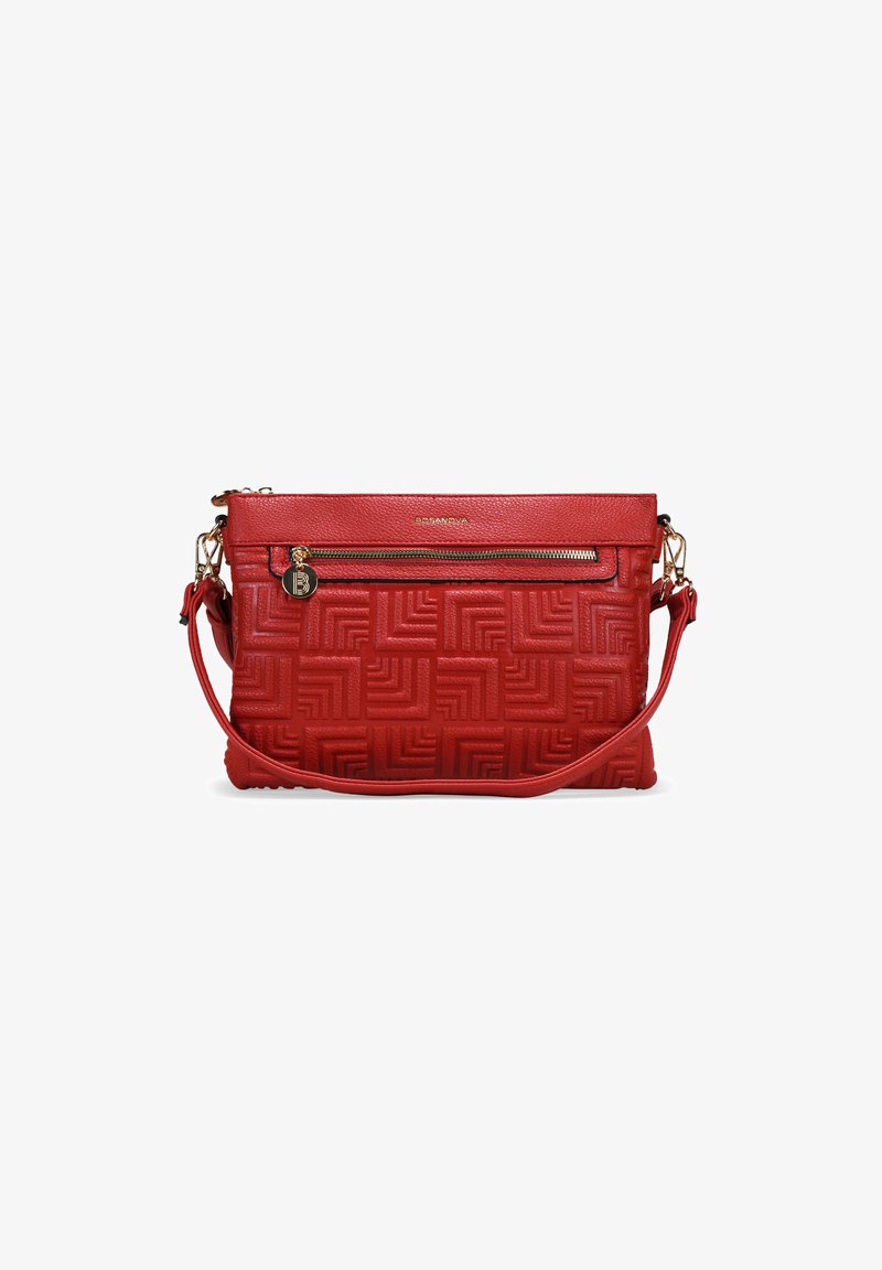 Bolso de mano texturizado en rojo con un diseño en relieve geométrico, cierre superior con cremallera y una correa de hombro removible con detalles en tono dorado.