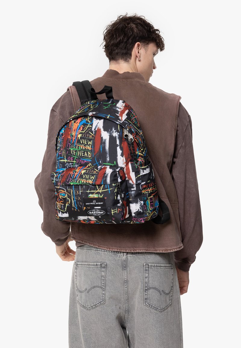 Mochila con un diseño geométrico en negro, que presenta vibrantes patrones en estilo graffiti en rojo, amarillo, azul y verde, con correas ajustables.