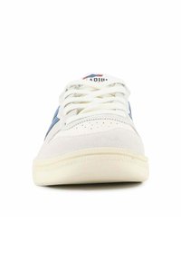 Vit mockaskor med blå accenter, rund tå, snörning och perforerade detaljer på tåboxen. Ljust gummisulor.