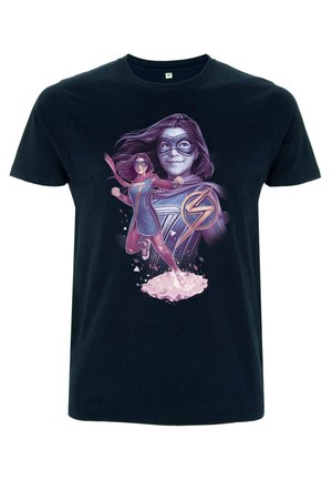 Sort bomulds T-shirt med et farverigt grafik af en superheltepige med briller, detaljeret i nuancer af pink og lilla, mod en ensfarvet baggrund.