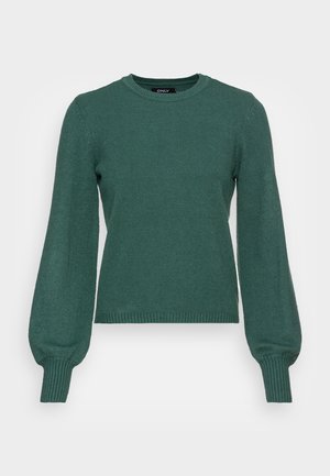 Grønn strikket genser med lange, puffede ermer og rund halslinning. Har ribbede mansjetter og falden. Myk tekstur med en subtil glans.