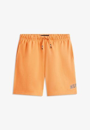 Pantalones cortos con cintura elástica naranja, cordón ajustable, bolsillos laterales y texto parcial "HILF" bordado en la parte inferior de la pierna derecha.