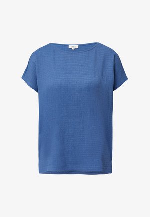 Niebieska bluzka krótki rękaw o teksturowanej powierzchni z okrągłym dekoltem i subtelnym szczegółem marszczonego materiału.