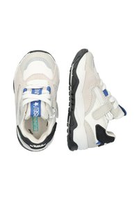 Sneaker bianchi e grigie con design chunky, materiali in suede e mesh, accenti blu e una suola in gomma nera. Chiusura con lacci e cinturini in velcro.