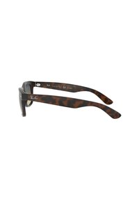 Occhiali da sole Ray-Ban con un motivo tartarugato nero e marrone. Montatura quadrata con aste sottili che presentano il logo del brand.